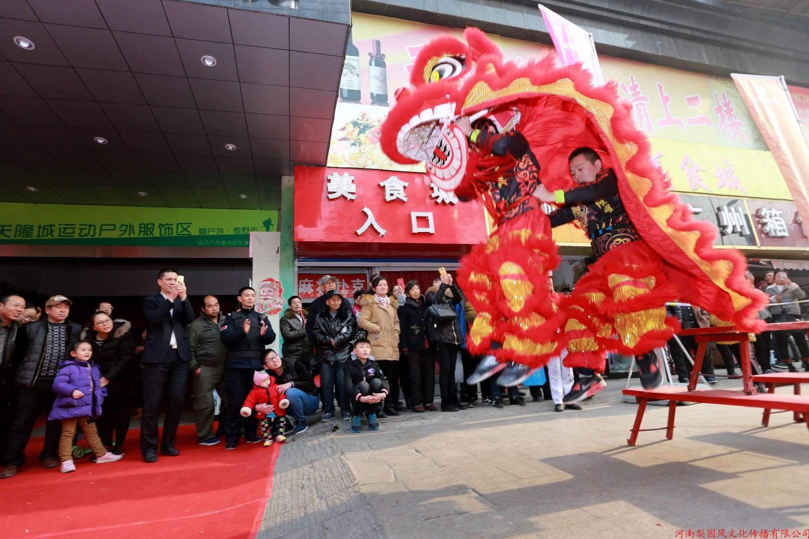河南商场开业上演“狮子”大张口 民间传统舞狮队前来祝贺表演